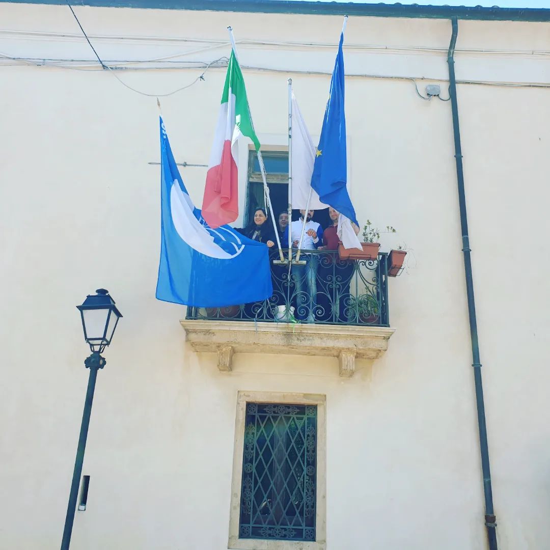 bandiera blu sventola sul palazzo comunale
