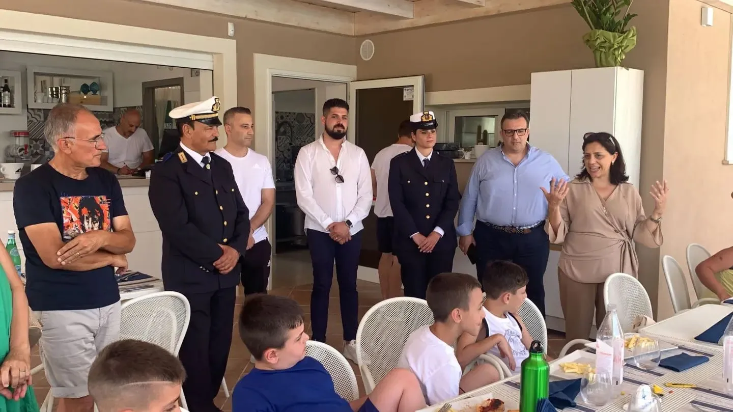 "𝐋'𝐈𝐬𝐨𝐥𝐚 𝐝𝐞𝐥𝐥𝐨 𝐒𝐩𝐨𝐫𝐭", 𝐢𝐥 𝐒𝐢𝐧𝐝𝐚𝐜𝐨 𝐌𝐚𝐫𝐢𝐚 𝐆𝐫𝐚𝐳𝐢𝐚 𝐕𝐢𝐭𝐭𝐢𝐦𝐛𝐞𝐫𝐠𝐚 𝐟𝐚 𝐯𝐢𝐬𝐢𝐭𝐚 𝐚𝐢 𝐫𝐚𝐠𝐚𝐳𝐳𝐢 𝐢𝐦𝐩𝐞𝐠𝐧𝐚𝐭𝐢 𝐧𝐞𝐢 𝐜𝐚𝐦𝐩𝐢 𝐞𝐬𝐭𝐢𝐯𝐢