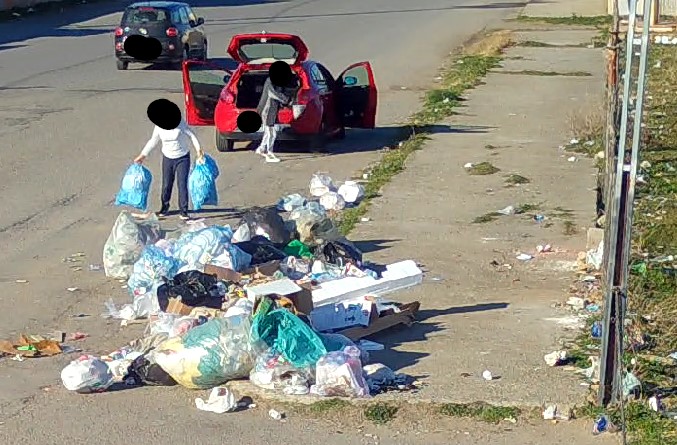 Abbandono rifiuti, decine di sanzioni grazie alle fototrappole 