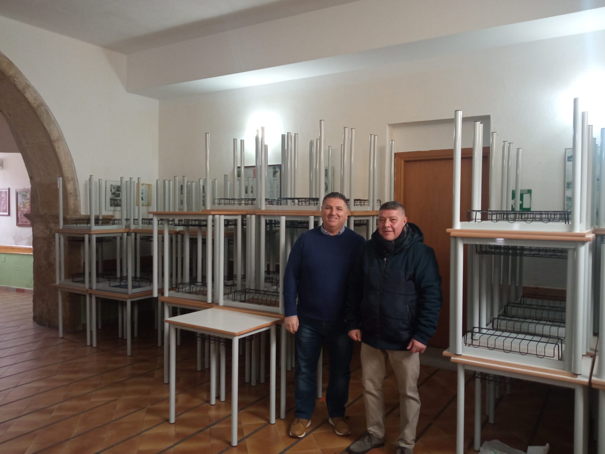 Ancora investimenti per le scuole: consegnati 97 banchi alla scuola paritaria