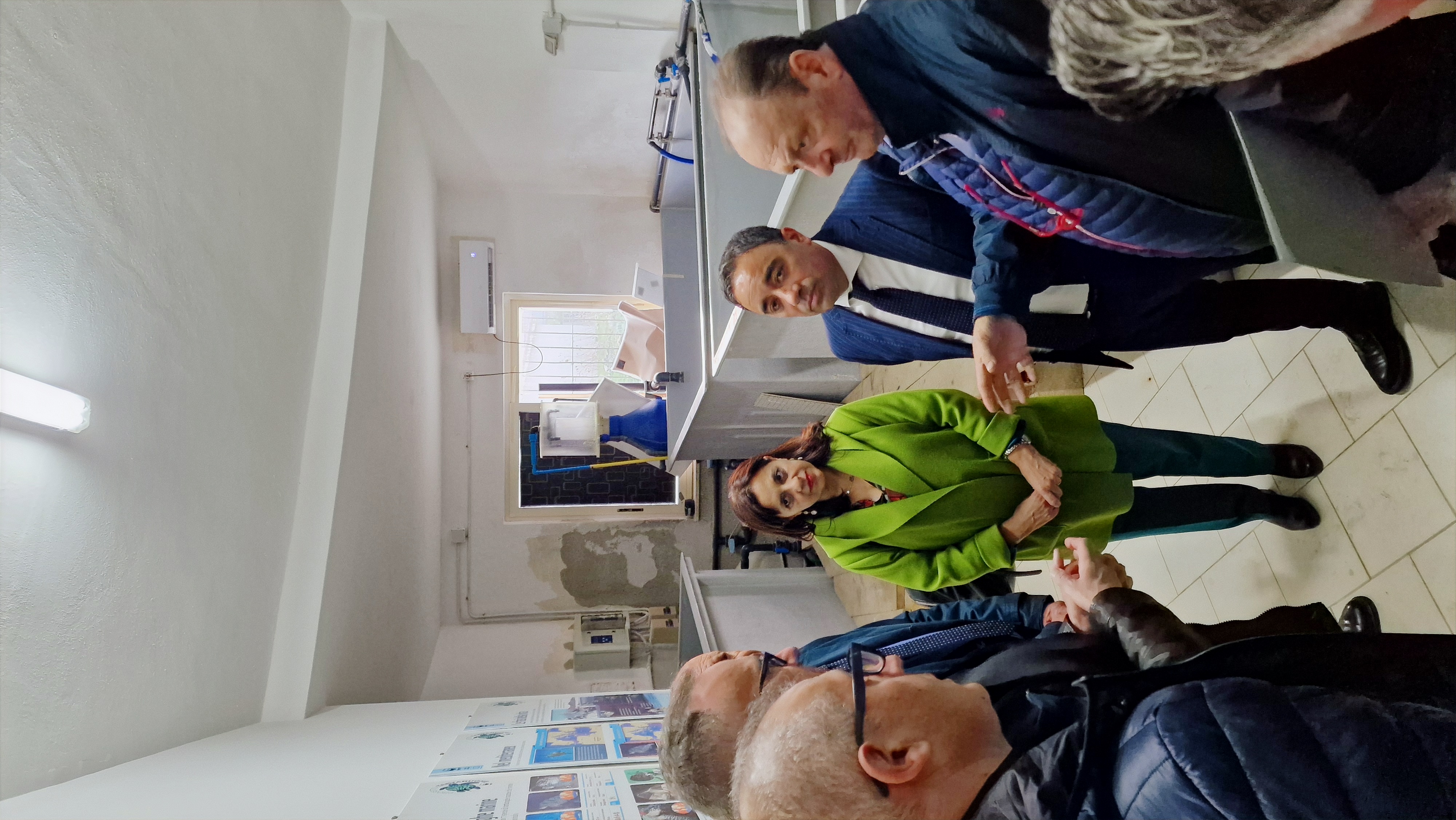 sindaco e presidente all'interno dell'acquario