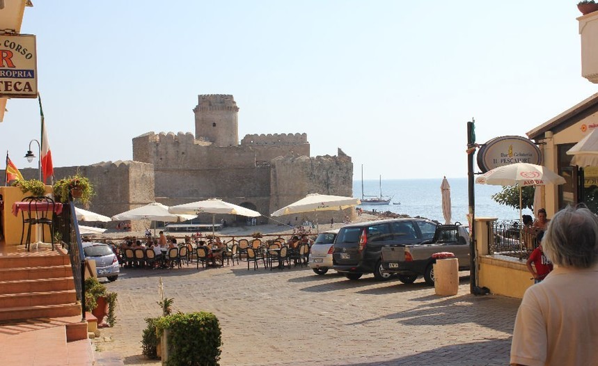 Istituzione area pedonale nella frazione di Le Castella a partire dal 15 giugno: ordinanza, disciplinare e richiesta autorizzazione 